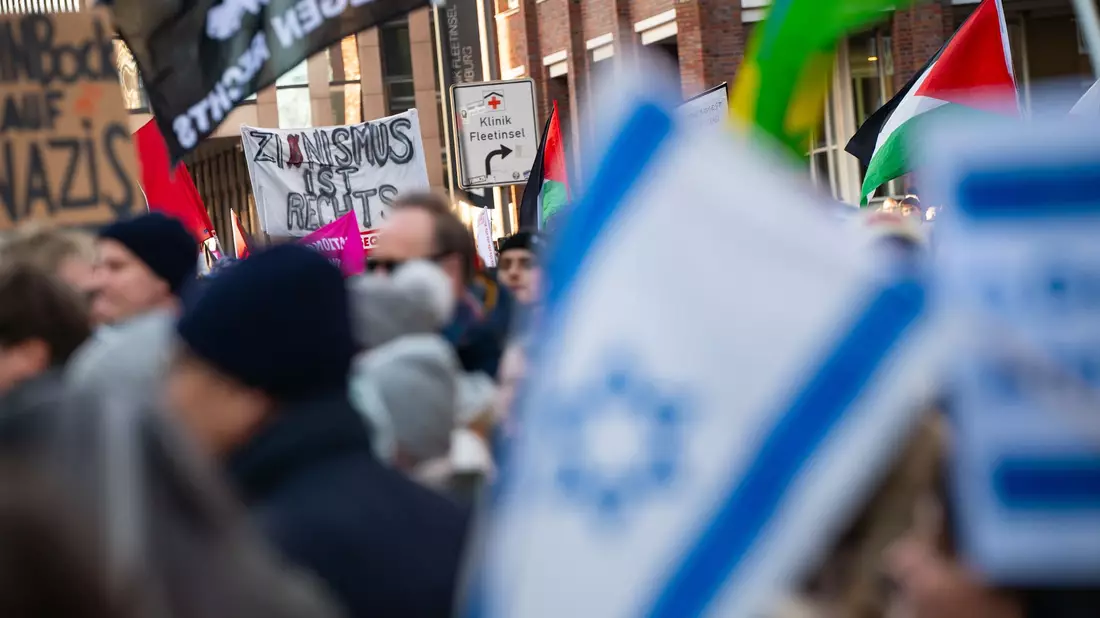 Die Demos gegen rechts wie hier in Hamburg könnten einen Einfluss auf die AfD-Niederlage bei einer Landratswahl in Thüringen gehabt haben. - Bild: Jonas Walzberg/dpa