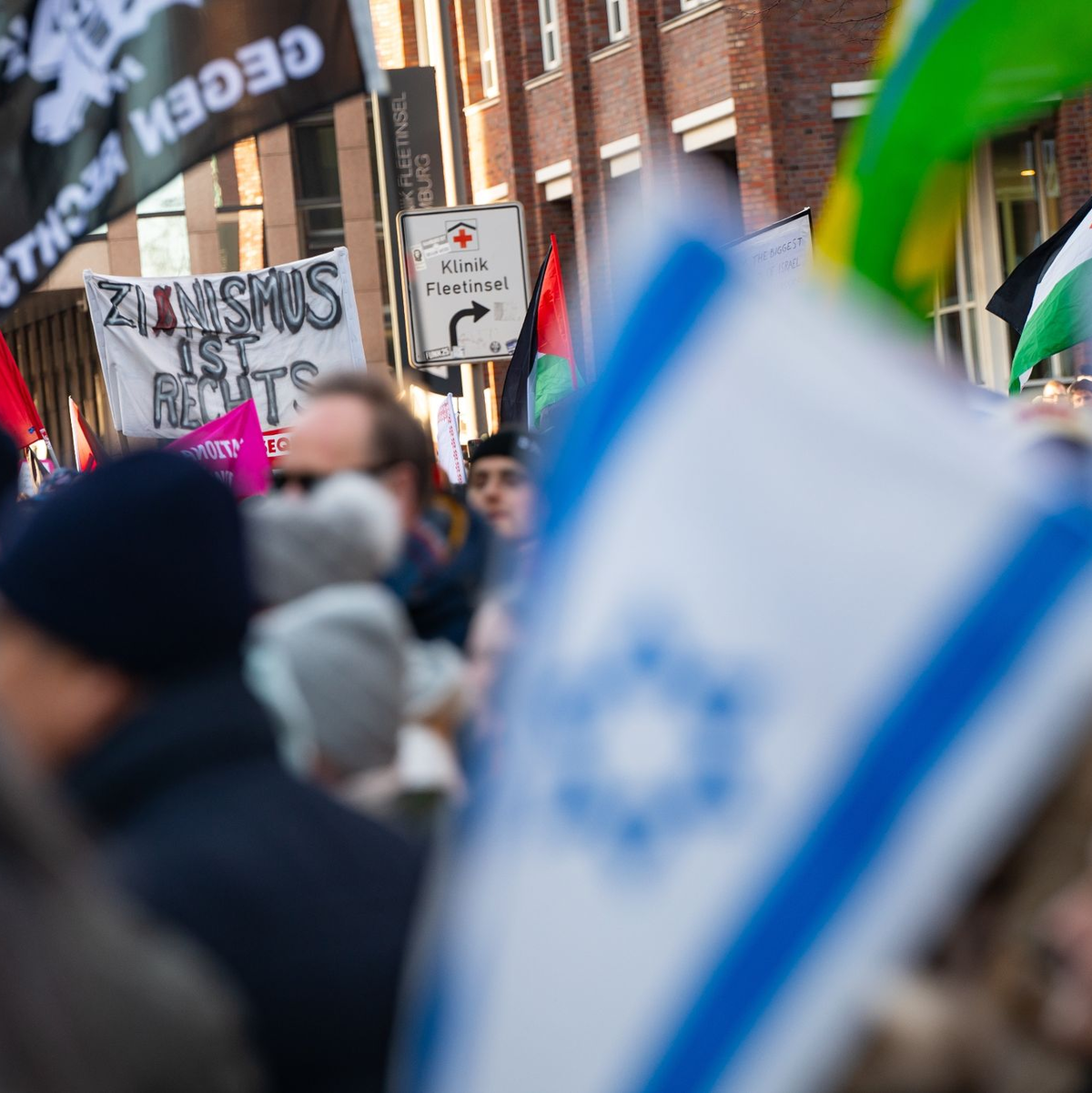 Die Demos gegen rechts wie hier in Hamburg könnten einen Einfluss auf die AfD-Niederlage bei einer Landratswahl in Thüringen gehabt haben. - Foto: Jonas Walzberg/dpa