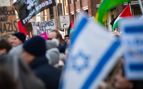 Die Demos gegen rechts wie hier in Hamburg könnten einen Einfluss auf die AfD-Niederlage bei einer Landratswahl in Thüringen gehabt haben. - Foto: Jonas Walzberg/dpa