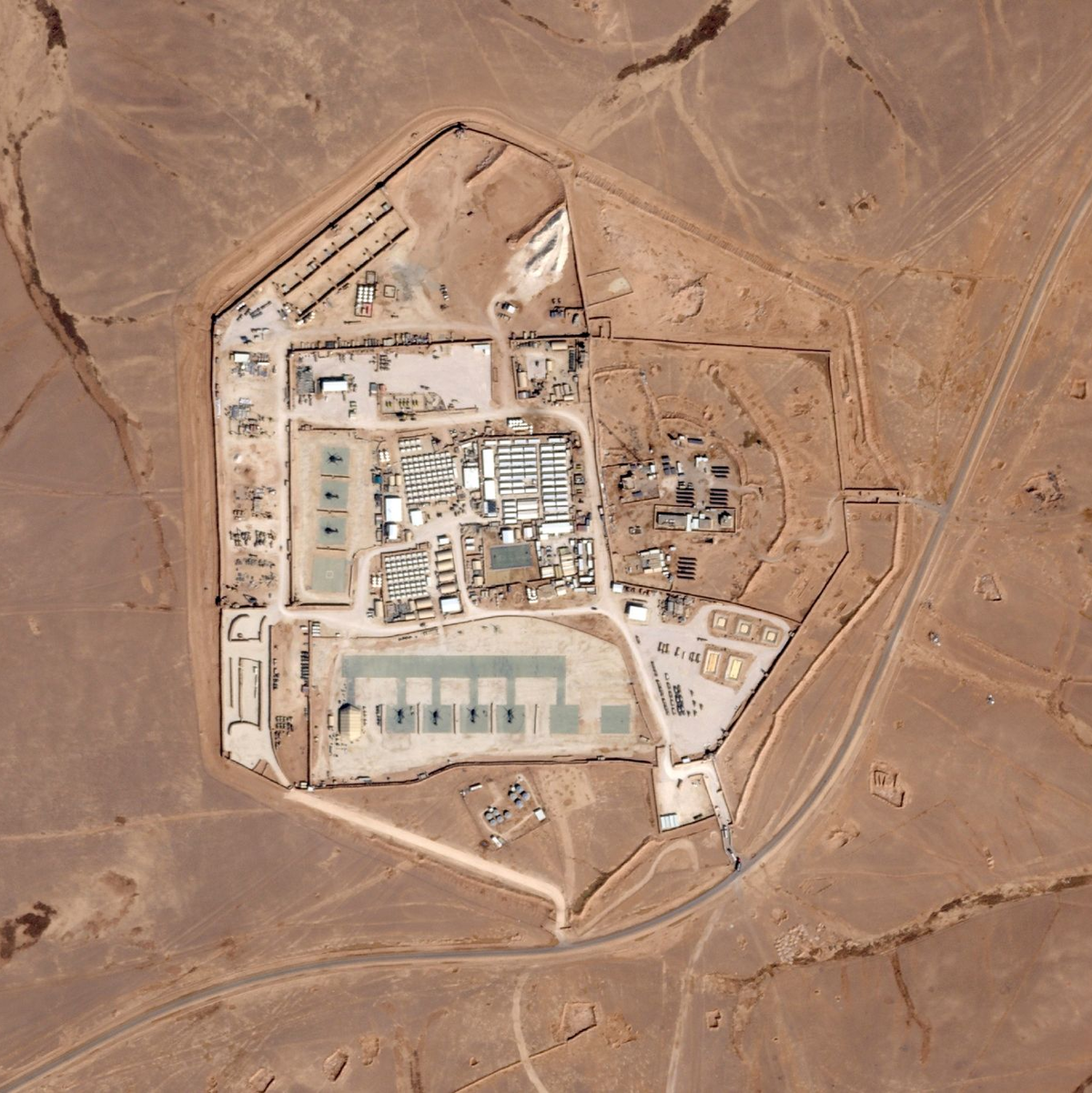 Diese Militärbasis im Nordosten Jordaniens ist als Turm 22 bekannt. Von hier aus sollen drei US-Soldaten bei einem Drohnenangriff getötet worden sein. - Foto: -/Planet Labs PBC via AP/dpa