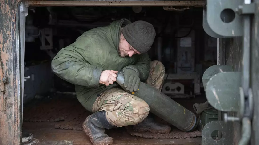 Ein ukrainischer Soldat bereitet sich darauf vor, ein 155-mm-Geschütz M109 Paladin auf russische Stellungen an der Frontlinie abzufeuern. Vor 705 Tagen griff Russland die Ukraine an. - Bild: Efrem Lukatsky/AP