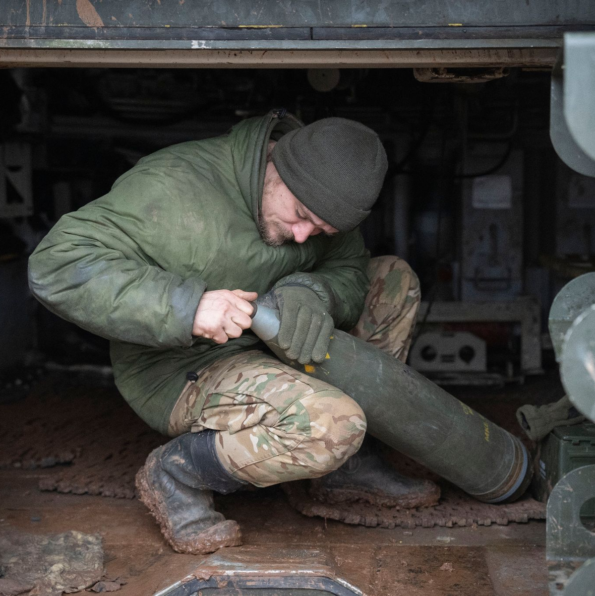 Ein ukrainischer Soldat bereitet sich darauf vor, ein 155-mm-Geschütz M109 Paladin auf russische Stellungen an der Frontlinie abzufeuern. Vor 705 Tagen griff Russland die Ukraine an. - Foto: Efrem Lukatsky/AP