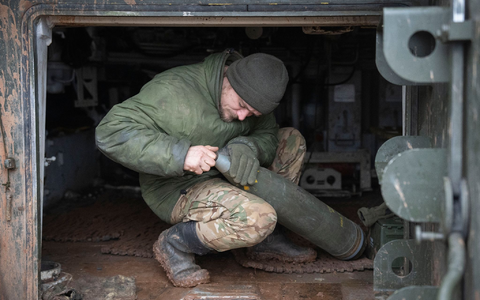 Ein ukrainischer Soldat bereitet sich darauf vor, ein 155-mm-Geschütz M109 Paladin auf russische Stellungen an der Frontlinie abzufeuern. Vor 705 Tagen griff Russland die Ukraine an. - Foto: Efrem Lukatsky/AP