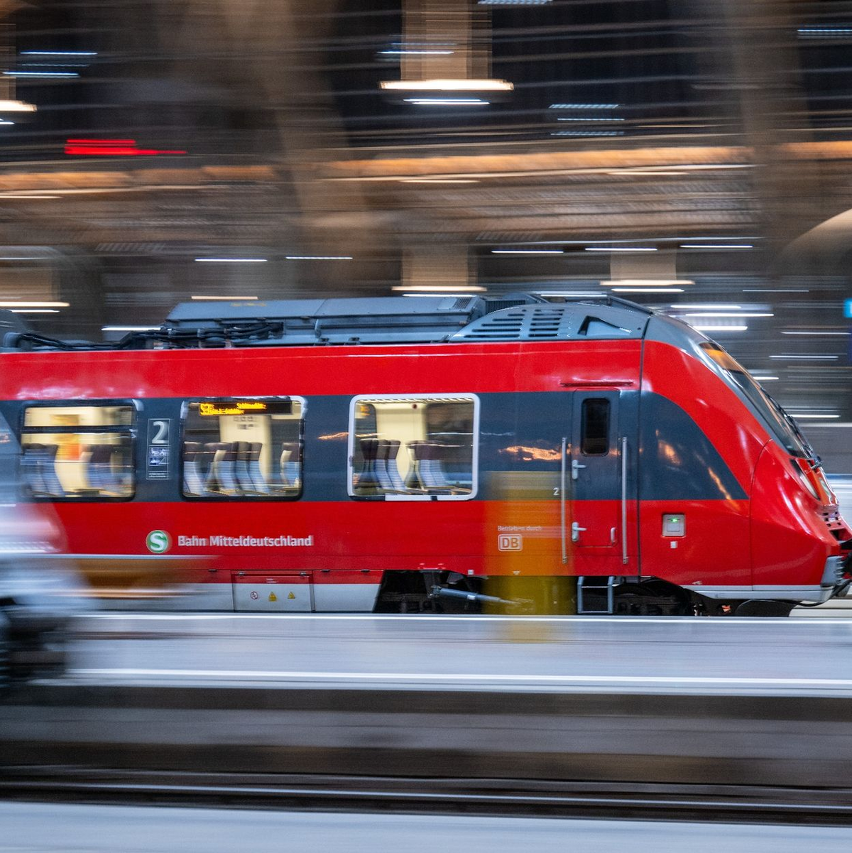 Ab Betriebsstart will die Bahn nun wieder den normalen Fahrplan anwenden. - Foto: Hendrik Schmidt/dpa