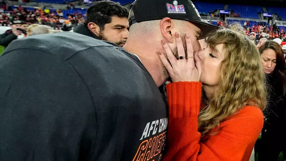 Ein Kuss für den AFC-Champion: Nach dem Sieg gegen die Baltimore Ravens holt sich Travis Kelce einen Kuss von Freundin Taylor Swift ab. - Bild: Julio Cortez/AP/dpa