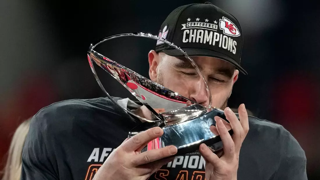 Nach dem Spiel gegen die Baltimore Ravens bekamen die Kansas City Chiefs als AFC Champions die Lamar Hunt Trophäe überreicht. Von Travis Kelce gab es erst mal einen Knutscher für den Pokal. - Bild: Nick Wass/AP/dpa