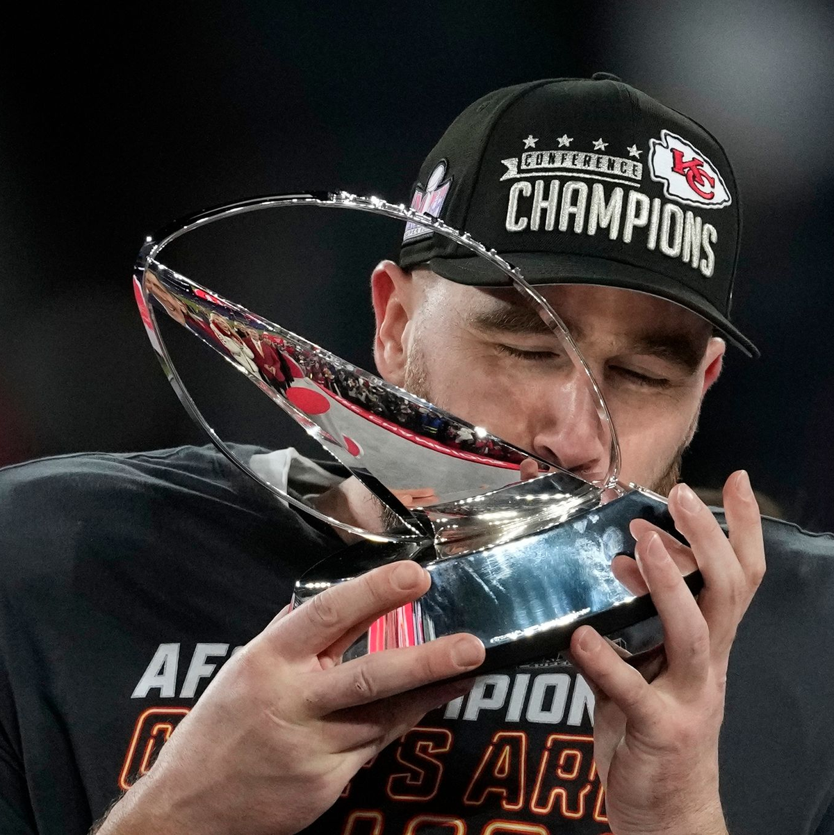 Nach dem Spiel gegen die Baltimore Ravens bekamen die Kansas City Chiefs als AFC Champions die Lamar Hunt Trophäe überreicht. Von Travis Kelce gab es erst mal einen Knutscher für den Pokal. - Foto: Nick Wass/AP/dpa