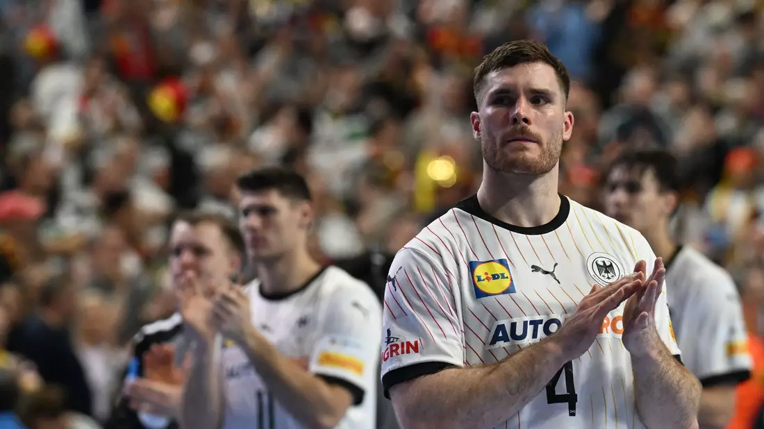 Trotz verpasster Medaille ist Johannes Golla mit der Leistung seiner Mannschaft bei der Heim-EM zufrieden. - Bild: Federico Gambarini/dpa