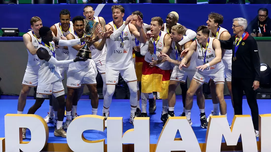 Als Weltmeister sind die deutschen Basketballer automatisch bei Olympia dabei. - Bild: Matthias Stickel/dpa