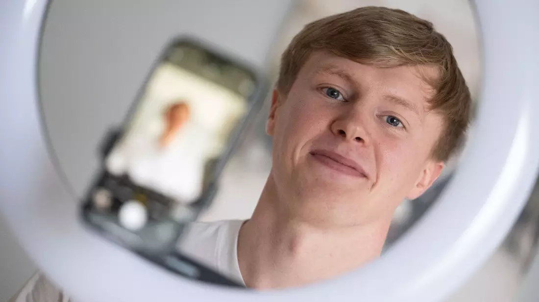 Der Influencer Liam Carpenter ist inzwischen hauptberuflich Content Creator. - Bild: Marijan Murat/dpa
