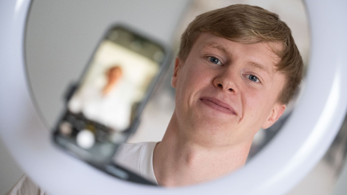 Der Influencer Liam Carpenter ist inzwischen hauptberuflich Content Creator. - Foto: Marijan Murat/dpa