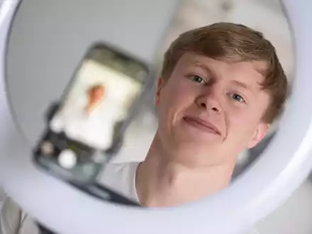 Der Influencer Liam Carpenter ist inzwischen hauptberuflich Content Creator. - Foto: Marijan Murat/dpa