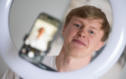 Der Influencer Liam Carpenter ist inzwischen hauptberuflich Content Creator. - Foto: Marijan Murat/dpa