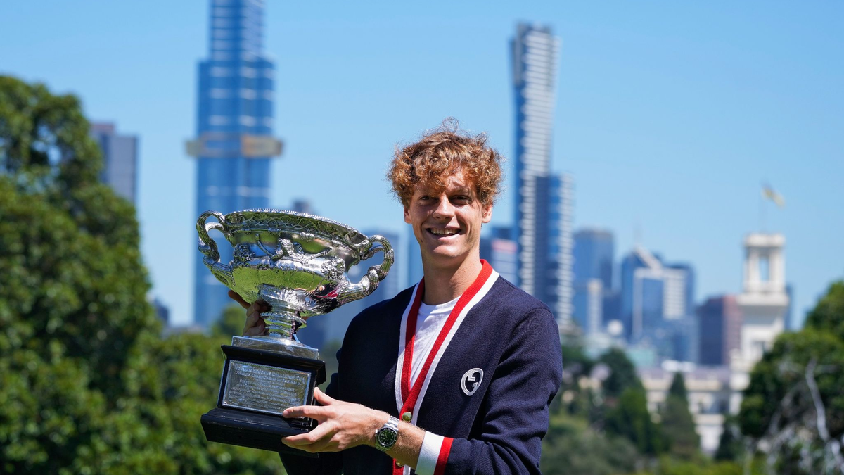 Im Endspiel von Melbourne lag der Italiener Jannik Sinner bereits mit zwei Sätzen zurück, ehe er die Partie doch noch drehte. - Foto: Andy Wong/AP/dpa