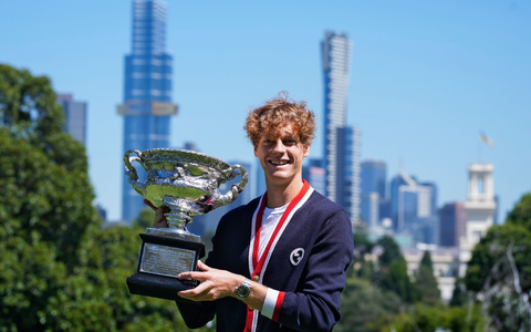 Im Endspiel von Melbourne lag der Italiener Jannik Sinner bereits mit zwei Sätzen zurück, ehe er die Partie doch noch drehte. - Foto: Andy Wong/AP/dpa