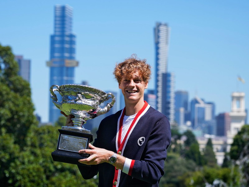 Im Endspiel von Melbourne lag der Italiener Jannik Sinner bereits mit zwei Sätzen zurück, ehe er die Partie doch noch drehte. - Foto: Andy Wong/AP/dpa