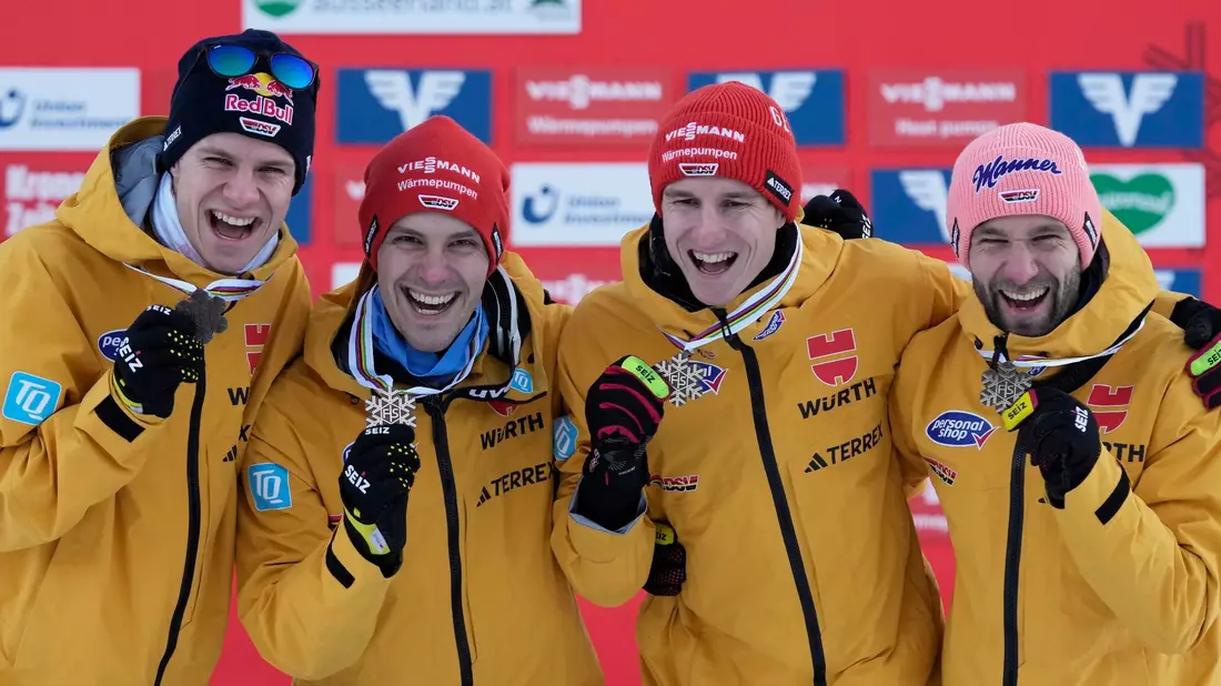 Die deutschen Skiflieger Andreas Wellinger (l-r), Stephan Leyhe, Karl Geiger und Pius Paschke freuen sich über die Bronzemedaille. - Bild: Matthias Schrader/AP