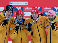 Die deutschen Skiflieger Andreas Wellinger (l-r), Stephan Leyhe, Karl Geiger und Pius Paschke freuen sich über die Bronzemedaille. - Foto: Matthias Schrader/AP