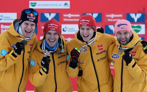 Die deutschen Skiflieger Andreas Wellinger (l-r), Stephan Leyhe, Karl Geiger und Pius Paschke freuen sich über die Bronzemedaille. - Foto: Matthias Schrader/AP