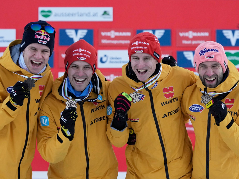 Die deutschen Skiflieger Andreas Wellinger (l-r), Stephan Leyhe, Karl Geiger und Pius Paschke freuen sich über die Bronzemedaille. - Foto: Matthias Schrader/AP