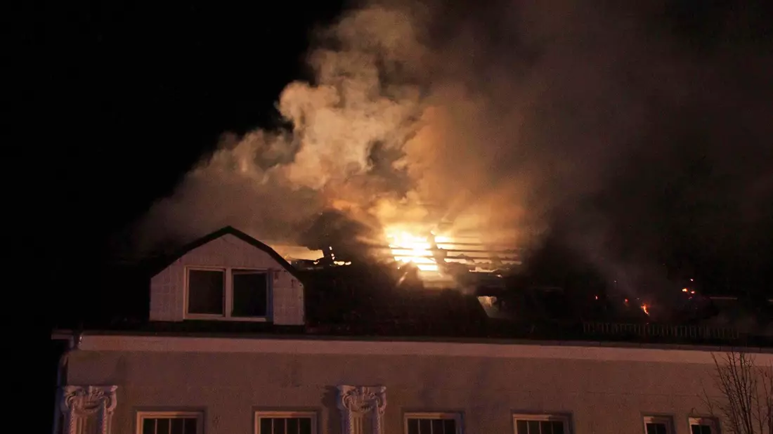 In einem Mehrfamilienhaus in Ludwigslust ist ein Feuer ausgebrochen. - Bild: Ralf Drefin/dpa