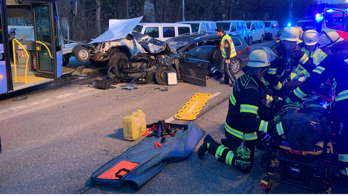 FW-M: Linienbus kracht in Gegenverkehr (Moosach) - Foto: presseportal.de