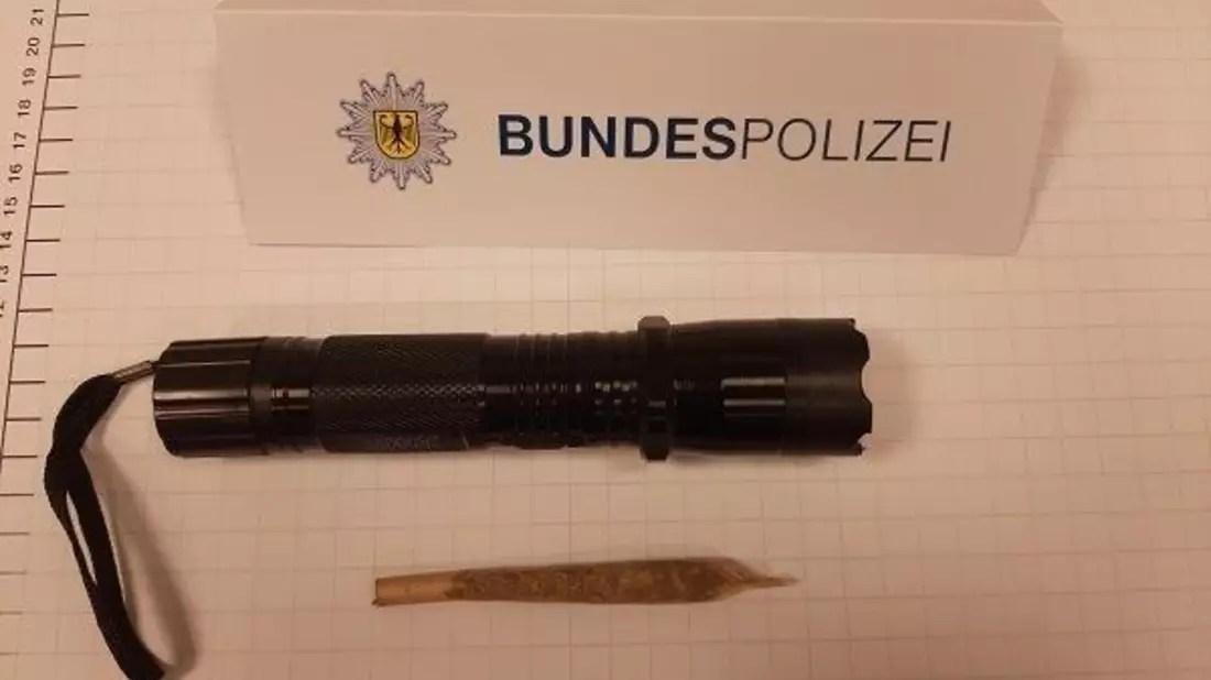 BPOL NRW: Bundespolizei beschlagnahmt als Taschenlampe getarnten Elektroschocker - Bild: presseportal.de