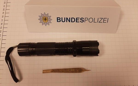 BPOL NRW: Bundespolizei beschlagnahmt als Taschenlampe getarnten Elektroschocker - Foto: presseportal.de