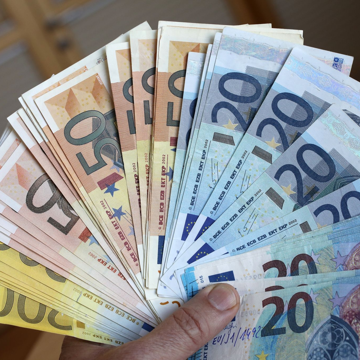 Im Jahr 2015 wurde das meiste Falschgeld aus dem Verkehr gezogen. - Foto: Bernd Wüstneck/zb/dpa