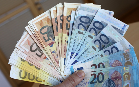 Im Jahr 2015 wurde das meiste Falschgeld aus dem Verkehr gezogen. - Foto: Bernd Wüstneck/zb/dpa