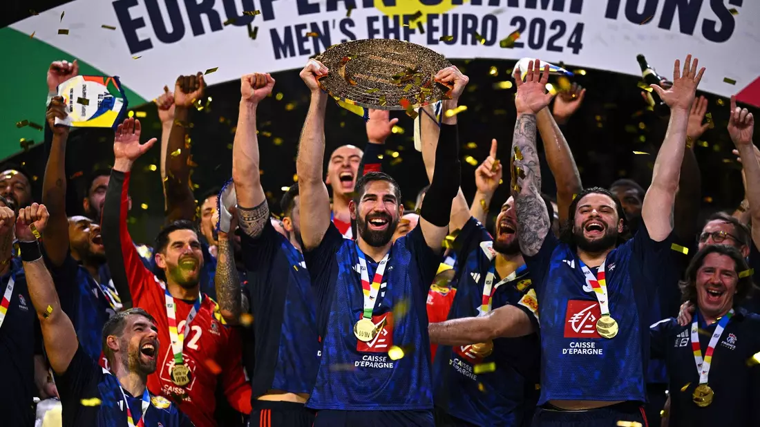 Frankreichs Star Nikola Karabatic (M) jubelt mit der EM-Trophäe. - Bild: Tom Weller/dpa