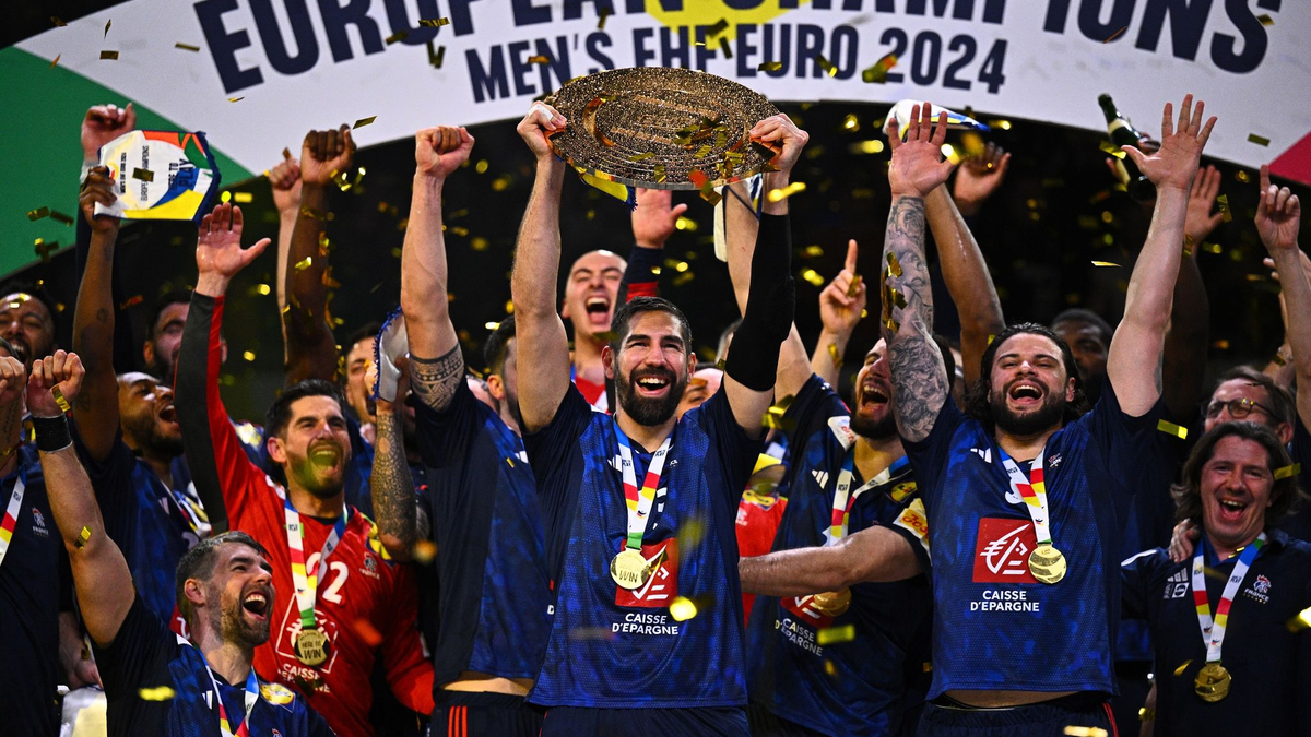 Frankreichs Star Nikola Karabatic (M) jubelt mit der EM-Trophäe. - Foto: Tom Weller/dpa