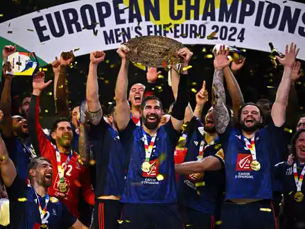 Frankreichs Star Nikola Karabatic (M) jubelt mit der EM-Trophäe. - Foto: Tom Weller/dpa