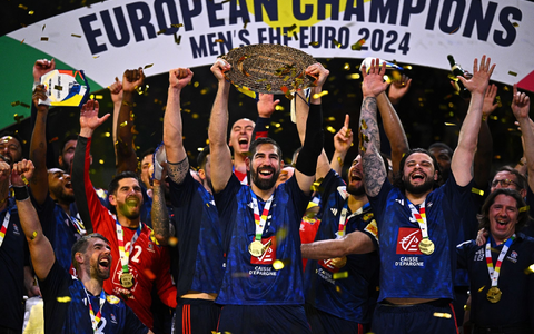 Frankreichs Star Nikola Karabatic (M) jubelt mit der EM-Trophäe. - Foto: Tom Weller/dpa