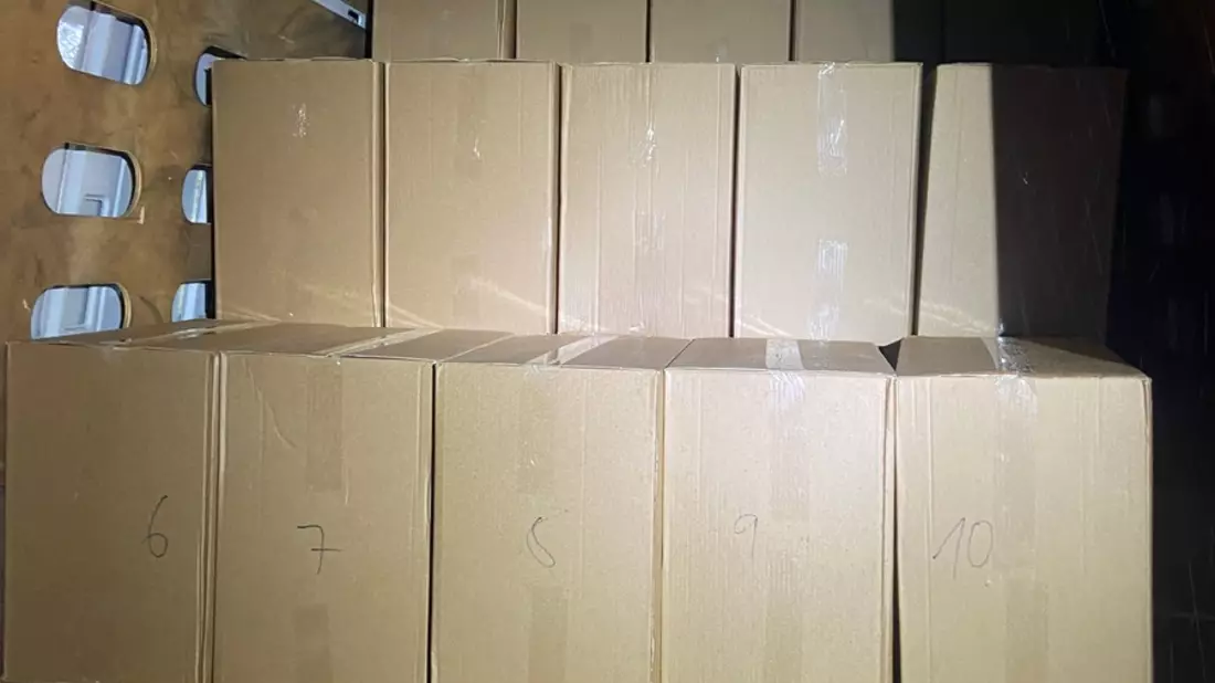POL-OS: Osnabrück: Polizei deckte Zigarettenschmuggel auf - Sprinter mit 65.000 Packungen beladen (Foto) - Bild: presseportal.de