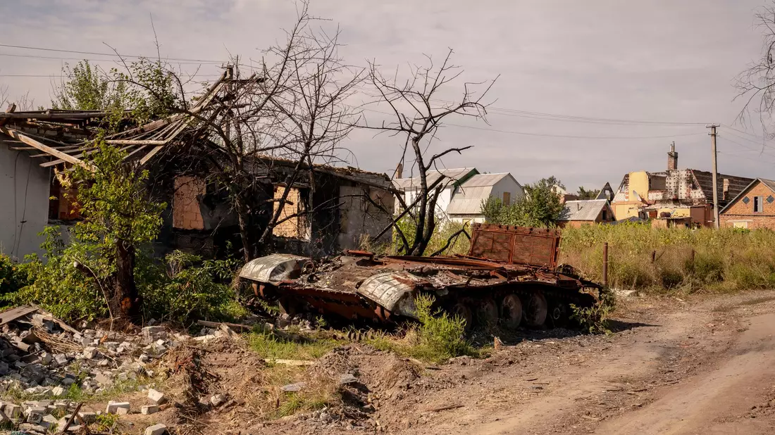 Ein zerstörter russischer Panzer in der Nähe von Charkiw. - Bild: David Ryder/ZUMA Press Wire/dpa