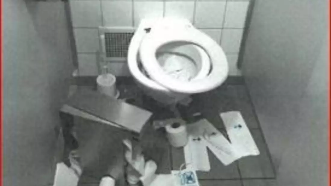 POL-GÖ: (43/2024) Unbekannte verwüsten öffentliche Toilette im Duderstädter Rathaus - Rund 1.500 Euro Schaden, Zeugen gesucht! - Bild: presseportal.de