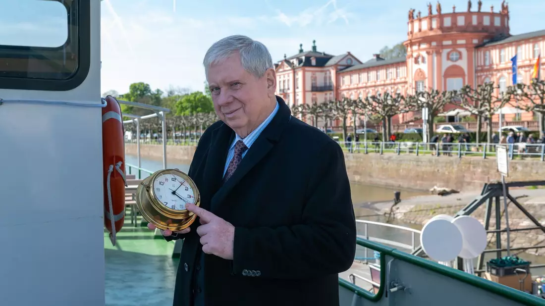 Rainer Hunold als Oberstaatsanwalt Bernd Reuther in der Serie Der Staatsanwalt auf dem Rhein vor dem Biebricher Schloss. - Bild: Martin Kaufhold/ZDF/dpa