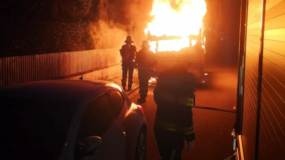 FW-M: Wohnwagen in Vollbrand (Untermenzing) - Bild: presseportal.de