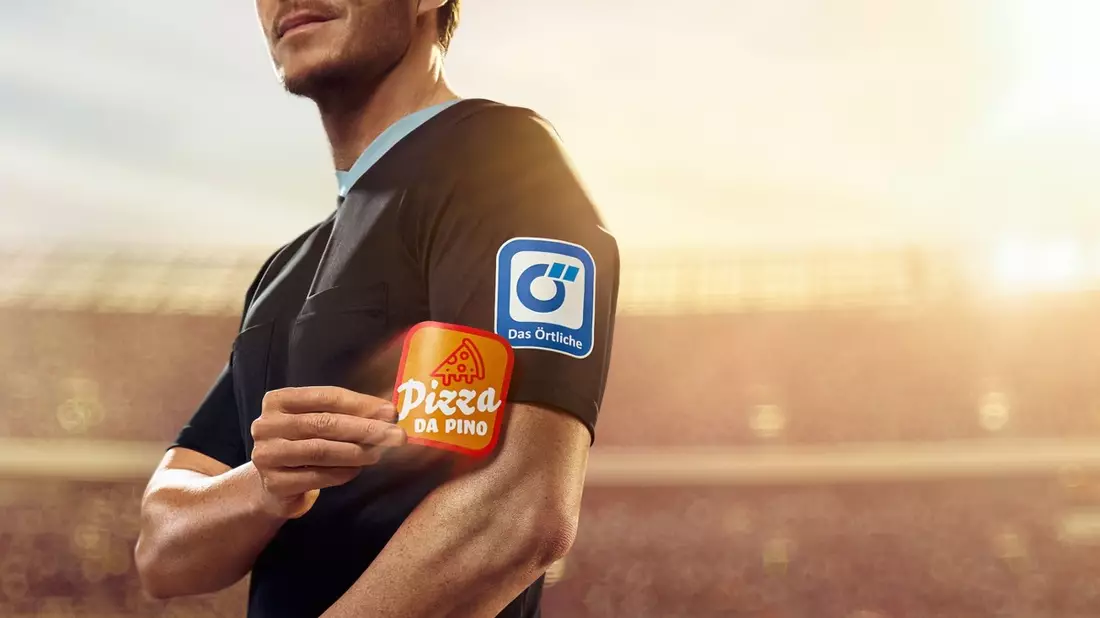 Vom Schiri auf den Arm genommen: Das Örtliche bringt lokale Unternehmen aufs Trikot der DFB-Unparteiischen - Bild: presseportal.de