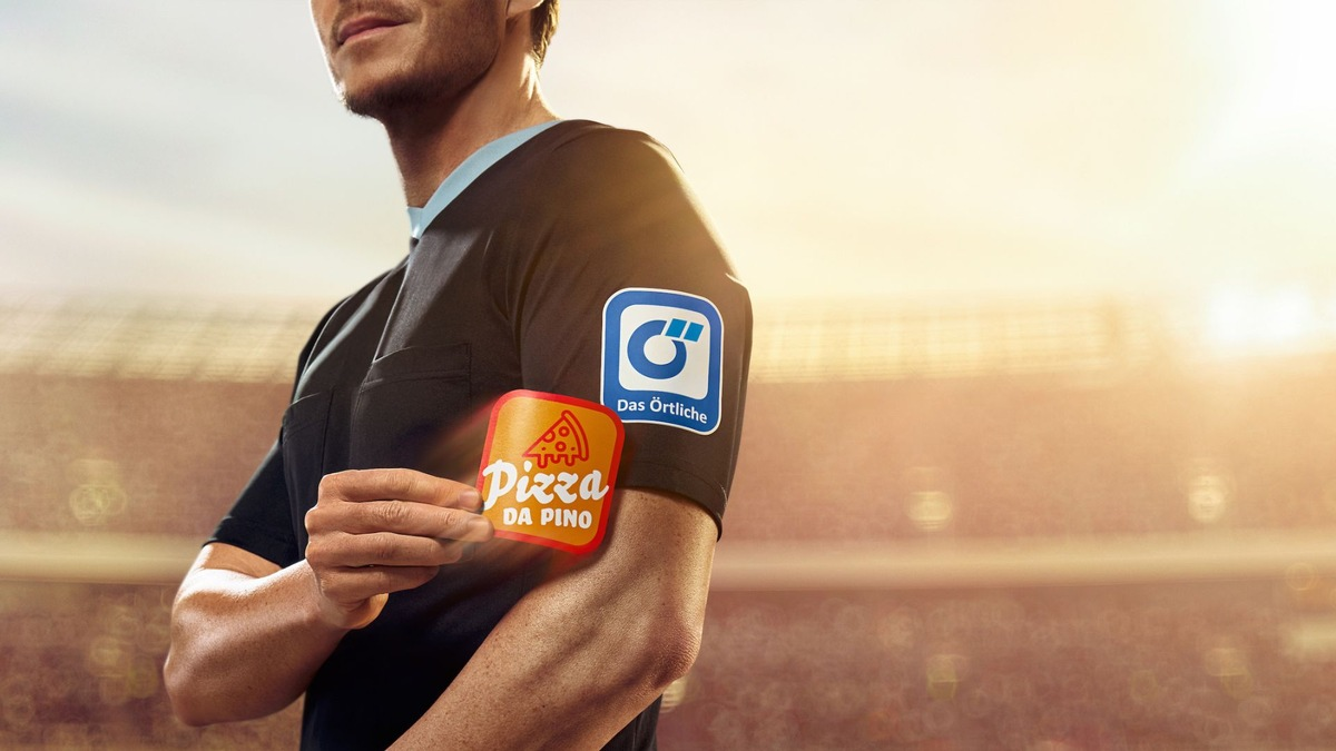 Vom Schiri auf den Arm genommen: Das Örtliche bringt lokale Unternehmen aufs Trikot der DFB-Unparteiischen - Foto: presseportal.de