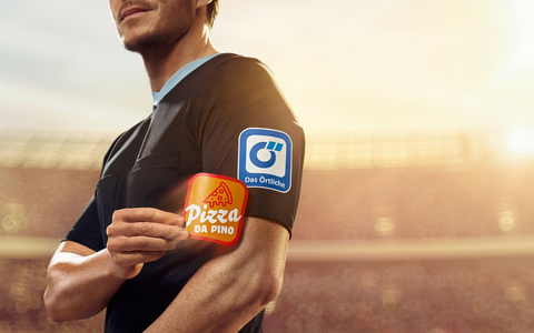 Vom Schiri auf den Arm genommen: Das Örtliche bringt lokale Unternehmen aufs Trikot der DFB-Unparteiischen - Foto: presseportal.de