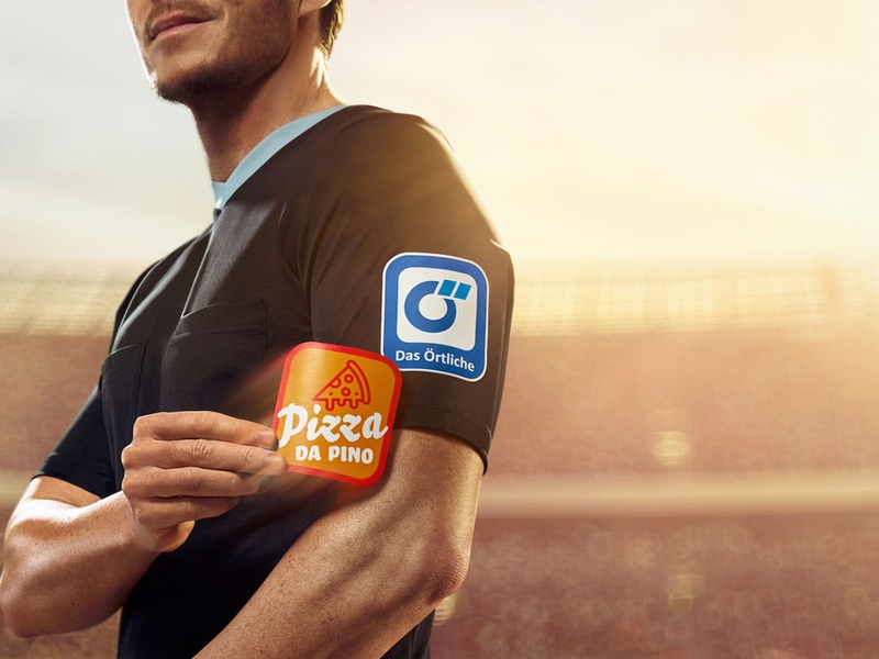 Vom Schiri auf den Arm genommen: Das Örtliche bringt lokale Unternehmen aufs Trikot der DFB-Unparteiischen - Foto: presseportal.de