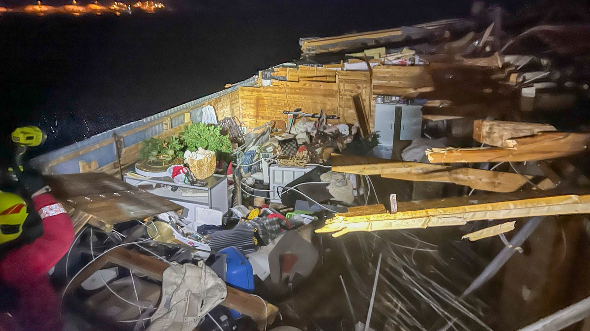 Der Sturm über Norwegen hat das  Dach eines Gebäudes weggeblasen. - Foto: ---/Tromsø fire and rescue/NTB/dpa