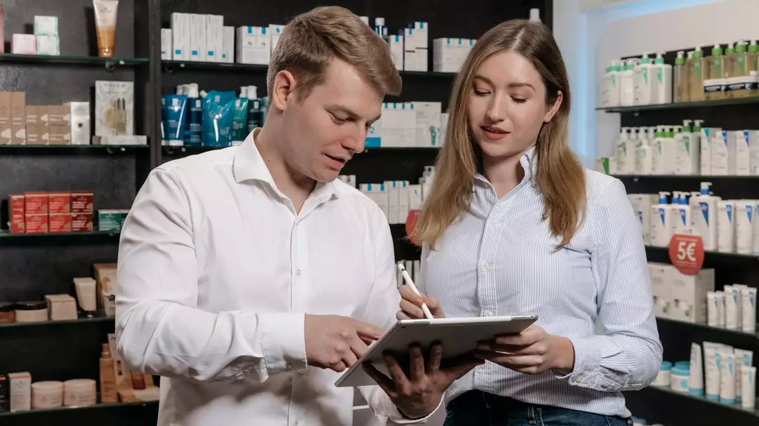 Vorteile einer digitalen Schulungsplattform: Mara Maier und Nicolas Klose von der Klose Consulting GmbH verraten, wie Apotheken das volle Potenzial ihrer Mitarbeiter ausschöpfen - Bild: presseportal.de