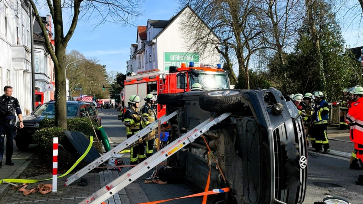 FW-E: Verkehrsunfall mit Pkw in Seitenlage - eine verletzte Person - Foto: presseportal.de