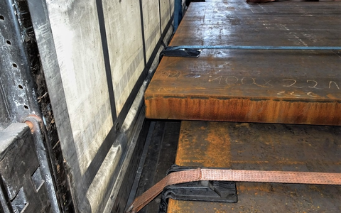 POL-KLE: Rees- LKW mit unzureichender Ladungssicherung still gelegt/ Nur fünf statt erforderlichen 49 Gurten verwendet - Foto: presseportal.de