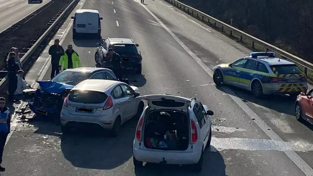 POL-PDNW: Polizeiautobahnstation Ruchheim Unfall mit mehreren Fahrzeugen, zeitweise Vollsperrung der Autobahn - Bild: presseportal.de