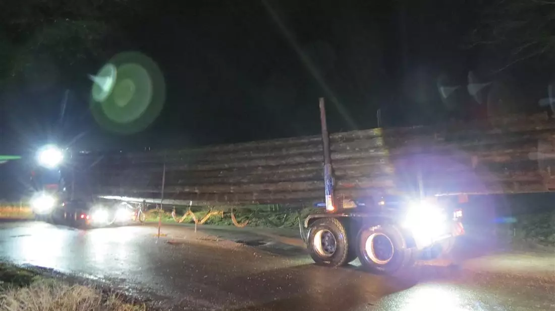 POL-PPTR: Autobahnunterführung stoppt zu hohen Fahrzeug-Transporter und immer wieder Überladungen - Bild: presseportal.de