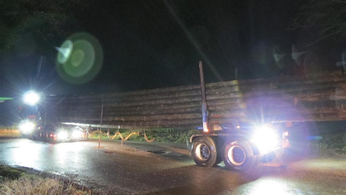 POL-PPTR: Autobahnunterführung stoppt zu hohen Fahrzeug-Transporter und immer wieder Überladungen - Foto: presseportal.de